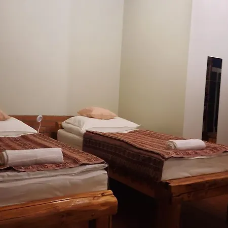 Kontra Szallashely Gazde/Camere de închiriat *